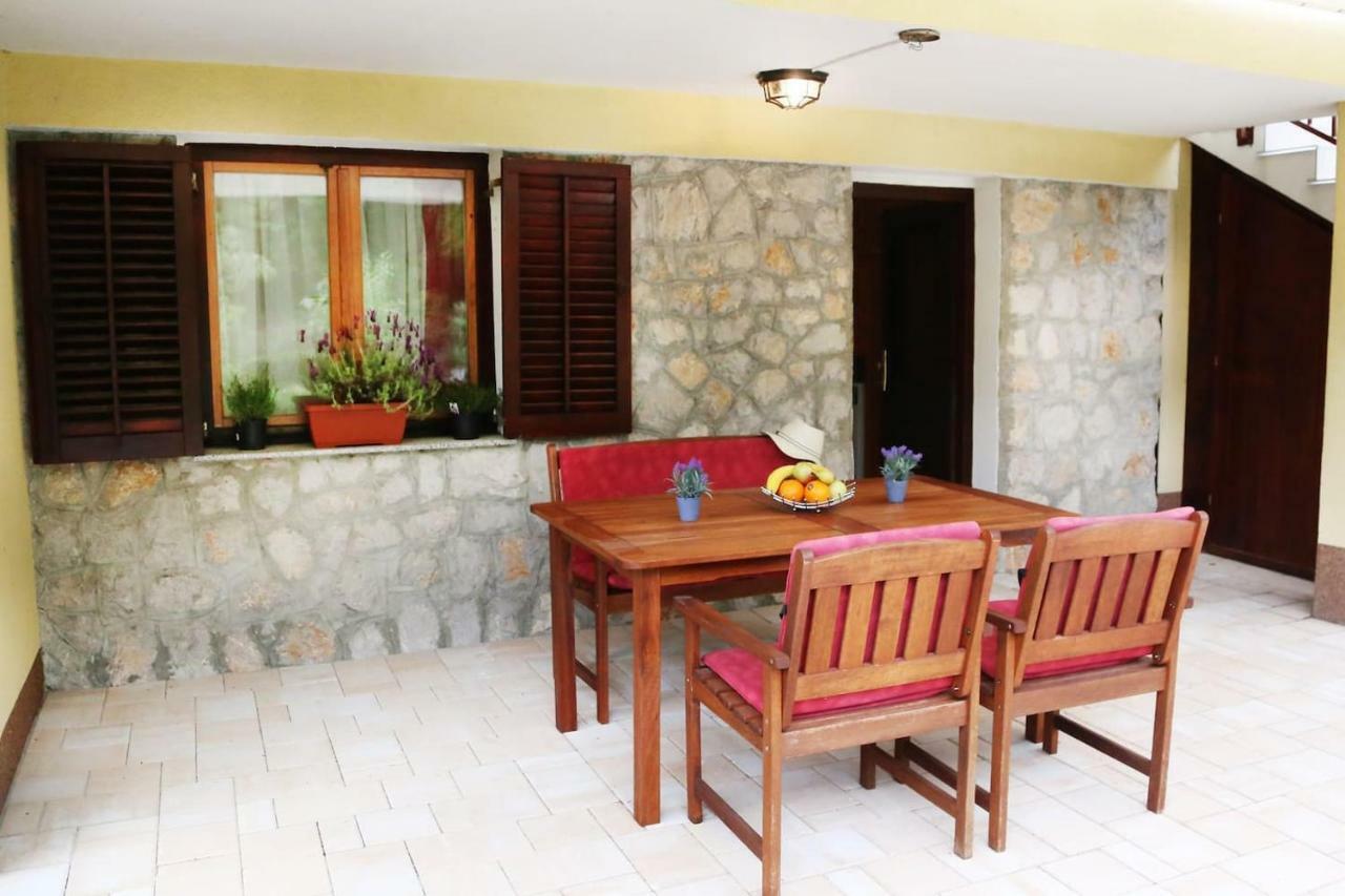 Authentic Apartment On The Seaside Omišalj Esterno foto